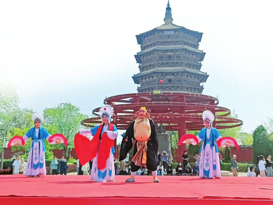 應縣祈園廣場搭起的耍孩兒劇公益演出舞臺上,正在演出耍孩兒劇目《獅子洞》。山西日報記者馬占富攝 應縣祈園廣場搭起的耍孩兒劇公益演出舞臺上,正在演出耍孩兒劇目《獅子洞》。山西日報記者馬占富攝
